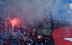 Na stadion Wisły wrócili kibice i... race