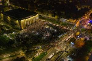 Finał środowych protestów. Tłum przy Muzeum Narodowym