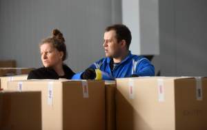 Praca w sortowni darów dla walczącej Ukrainy, fot. Marek Lasyk