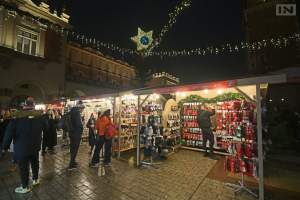 Nowe stoiska i nowe... ceny. Trwa jarmark bożonarodzeniowy