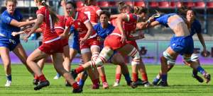 Gryzą trawę niemal dosłownie, czasem gubią koszulki. Rugbystki w akcji