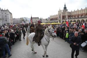 Ułani wędrują, strzelcy maszerują, a KOD przypomina o Konstytucji
