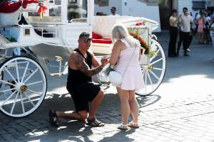 Oświadczyny na Rynku Głównym, w samo południe na oczach tłumu