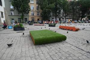 Artystyczne i tradycyjne ławki na placu Wolnica, dobre zmiany