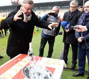 A po drugiej stronie Błoń szampan i świetny nastrój...