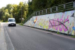 Podejrzewany o LGBT kogut z Pcimia nadal zdewastowany, kto naprawi mural?