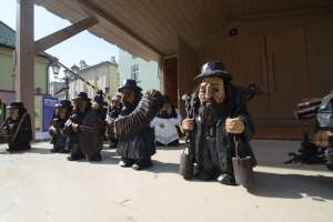 Takie rękodzieło można kupić na kiermaszu św. Józefa. Figurki Żydów dopuszczone, bo bez pieniążka