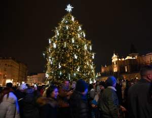 Choinka na Rynku Głównym już w pełnym blasku