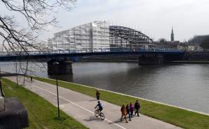 Zapakowali w folię most. To nie jest artystyczna instalacja