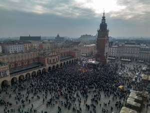 Orszak Trzech Króli w Krakowie: tłumy na Rynku Głównym