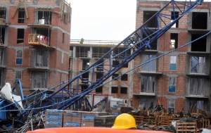 Tragiczny wypadek na os. Złocień. Huraganowy wiatr przewrócił dźwig, fot. Marek Lasyk