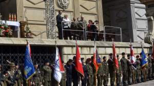 Defilada klas mundurowych "na cześć kuratorki Barbary Nowak"