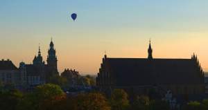 Zmierzch nad dachami Krakowa. Piękna jesień w mieście