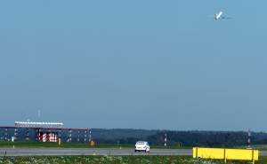 Dziwny wyścig na lotnisku: maluch ścigał się z samolotem