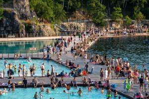 Baseny na Zakrzówku przyciągaja tysiące osób, najbardziej oblegane miejsce