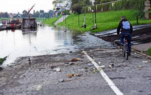Bulwary wiślane: krajobraz po deszczu