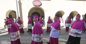 Tradycyjna procesja na Skałkę: hierarchowie, wierni i politycy (głównie PiS)