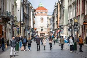 Nie całkiem pusty Kraków, spacerują głównie turyści... (14 marca 2020 już po zamknięciu restauracji) Fot. Jan Graczyński