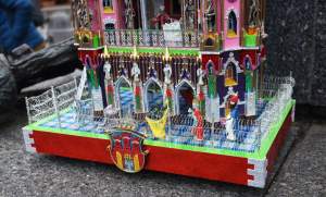 Pokaz szopek na Rynku w Krakowie, drut kolczasty i mędrcy ze wschodu