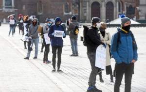 Największe zgromadzenie na Rynku w czasie obostrzeń