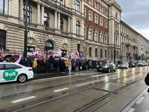 Kraków, ul. Basztowa: działacze PiS protestują przeciwko zmianom w mediach