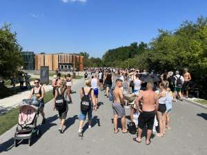 Znów trzeba było odstać ze trzy godziny, na dzikiej plaży trudno znaleźć miejsce