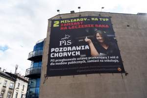 Kto i dlaczego zdjął baner z gestem Lichockiej?