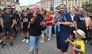 Wulgarne, faszystowskie hasła na Rynku Głównym, była też kontrmanifestacja