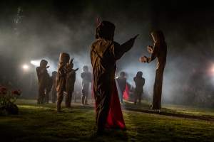 Przejmujący spektakl w ogrodach Muzeum Archeologicznego