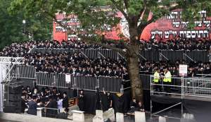 Tłum rozmodlonych Żydów znów wypełnił krakowski Kazimierz, ważna dla nich rocznica