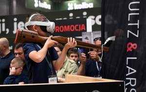 Zabawy dzieci z bronią na targach myśliwych w Krakowie, protesty aktywistów