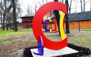 Takie rzeźby postawili wokół zabytkowej Strzelnicy