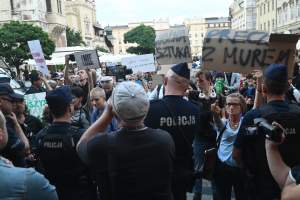 Specjalny pokaz filmu "Zielona granica", protesty zwolenników i przeciwników