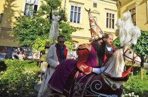 Muzułmanin w turbanie z półksiężycem harcował w Krakowie. Fot. Marek Lasyk