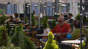 Kawa w ulubionej kawiarni, obiad w nowo odkrytej restauracji