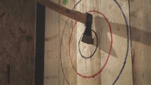 Poczuj się jak drwal. Traf siekierą do celu