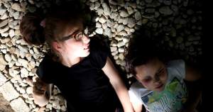 Tu nie ma pobłażania dla niewidomych dzieci. Życie bywa bolesne...