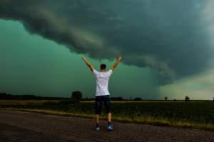 Najlepiej ostrzega przed burzami