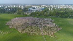 Ten widok zapierał dech w piersiach: biało - czerwone Błonia