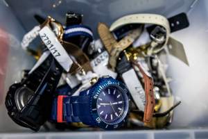 Zostawili w tramwaju: miecz, butelkę wódki i "kolekcję" zegarków...