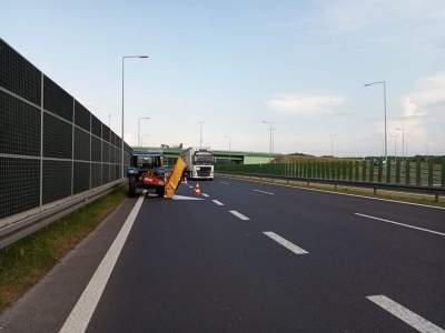 Traktorem pod prąd autostradą. Kierowcy nie wierzyli własnym oczom