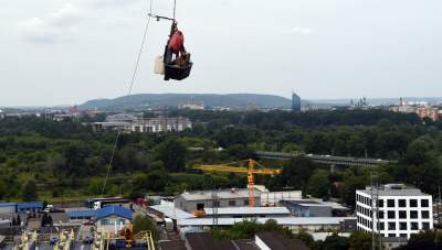 Trwa ekstremalny remont w Łęgu. Do pracy zatrudniono alpinistów