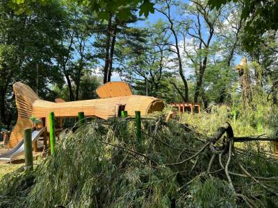 Charakterystyczny plac zabaw zniszczony. Zostanie odbudowany