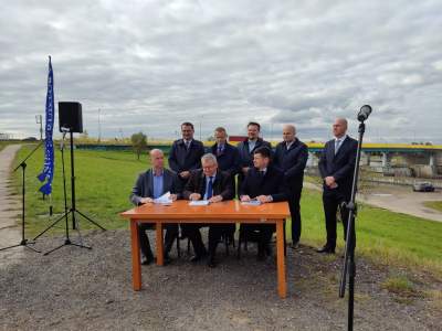 Minister na stoliku przy autostradzie podpisał ważny dokument