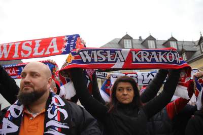 Krakowski biskup do kibiców-pielgrzymów: "kibicowanie nie koliduje z wiarą"