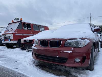 BMW „prawie nówka” i luksusowy (kiedyś) Cadillac. Miasto sprzedaje porzucone samochody