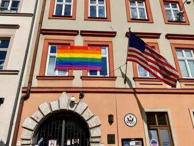 Tęczowa flaga na konsulacie USA w Krakowie. Ważny gest