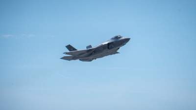 Specjalny przelot myśliwców F-35 nad Wawelem. Jest dokładna godzina