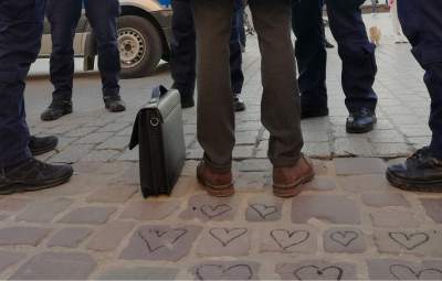 Rysowali węglem serduszka na płycie Rynku. Interweniowała policja