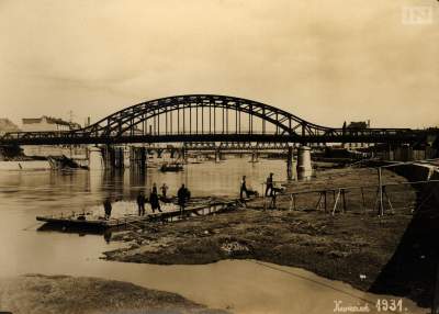 Za przejazd tym mostem pobierano opłaty. Nazywano go Czwartym Mostem